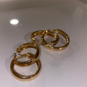 Örhängen - Säljer dessa snygga örhängen från Nelly! Har aldrig kommit till användning på mig☺️ Båda för 60 kr:)