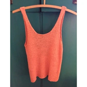  - Linne från Gina Tricot med urringning i ryggen. Använd ett fåtal gånger.