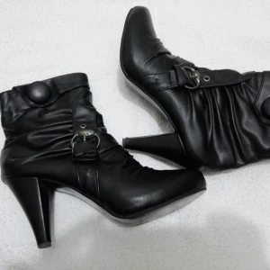 Högklackat strl 37 - Högklackat strl 37. Knappt använd, som ny!