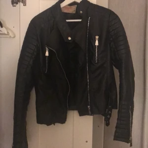 Chiquelle skinnjacka svart - Som ny använts bara några gånger, hör av dig av intresse för flera bilder