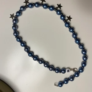 Blått pärlhalsband💙 från rockyourthing🦋💖🚀 - Säljer för en kompis! Super fint och det är snyggt till en basic outfit😍 Skriv för bättre bild!