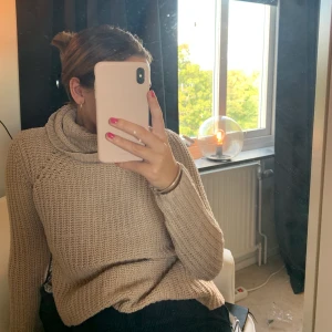 Stickad polo - Säljer denna supermysiga stickade polon från Bershka🥺