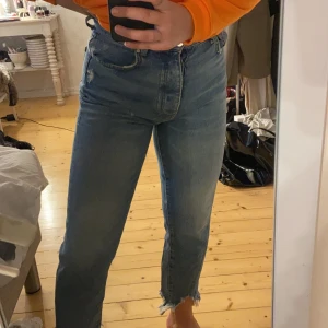 Jeans - Snygga jeans med slitningar vid slutet av jeansen, frakt tillkommer