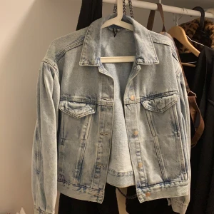 Jeansjacka med ballongarmar  - Säljer min jeansjacka med ballongarmar. Storleken är M men passar som L pga den är oversize