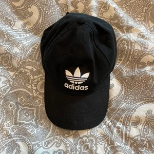 Keps - Keps från adidas. Aldrig använd. Kunden står för frakt!