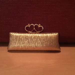  - Balväska/partyväska. Aldrig använd.  Nypris ca 400 kr 