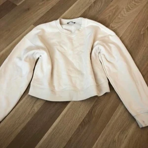 Sweatshirt beige - Från Zara, använd 1 gång. Inte min färg då jag är väldigt blek. 