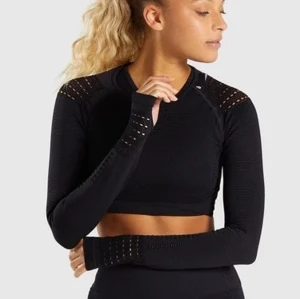 Gymstark crop-top - Supersnygg träningstopp från gymshark. Endast använd 2 gånger. Super bra skick. Priset ligger på 249 . Nypris 400kr. Frakt är inkluderat i priset🥰 Storleken är S men skulle även säga att den skulle passa en XS