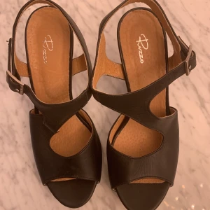 Rizzo klack skor  - Jätte fina verkligen. Vet absolut inte hur många cm klackarna är men min mamma är 165 och har haft dom så det ser inte farlig ut. Priset kan alltid diskuteras.