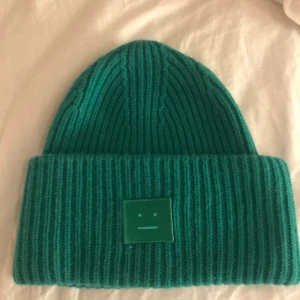Slutsåld Acne mössa - I princip heltoanvänd acne mössa köpt i vintras i deras slutsålda gröna färg. Super fin och i extremt bra skicka. Kommer dock inte till användning för mig så därför säljer jag