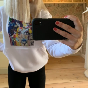 Hoodie med tryck - En snygg hoodie med tryck från the cool elephant. Storleken är xs och kunden står för frakten🥰kan även mötas upp i umeå. Buda i kommentarerna, NUVARANDE PRIS 265kr köpte den ny för ca 600kr och den är i gott skick💓💓