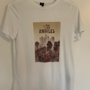 Tshirt - vero Moda - xs (s/m)  - T-shirt från vero Moda i storlek xs, skulle även kunna passa s och m!! Använd 1 gång! 70kr + 44kr frakt!