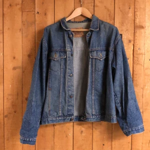 Levis jeansjacka - Jeansjacka, second hand men i bra skick. Passar storlek s-m, lite oversized. Möts i Stockholm eller skickar mot frakt 