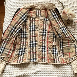 Burberry jacka dam - Säljer min fina burburry jacka då den har blivit för liten.. tråkigt nog. Fick den i present för nått år sedan och har använts sparsamt under tiden. Passar till höst/vår. Ny pris ca 8000kr säljer den för 800kr eller bud.