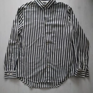 En randig skjorta  - En helt vanlig randig tröja bra basic 