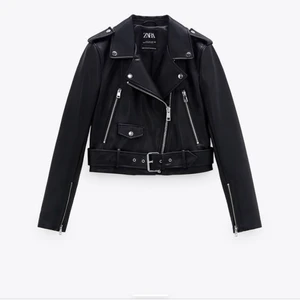 Zara skinnjacka - Säljer denna skinn jacka ifrån zara som köptes förra hösten! Säljes pga jag ej kan ha på mig hoodies under den❣️ även å tillägga så saknas de band som ni ser längst ner drf de billiga priset❣️