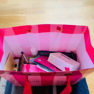 Smink - Alla som handlar för över 100kr av mig och vill ha smink, kommer få med sig en gratisprodukt som jag väljer💕 Se bild 2 på exempel på vad det är man kan få🌸 Går även att köpa enstaka produkter💕