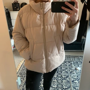 Beige jacka stl M  - Oanvänd beige jacka från Lindex. Kan skickas (frakt tillkommer) 🌸