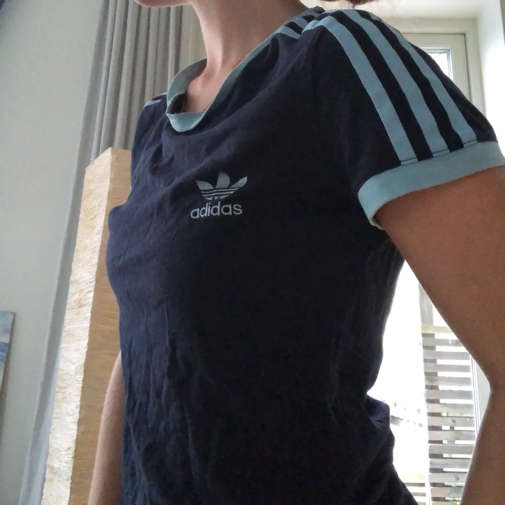 blå adidas t-shirt, använd men i fint skick! passar perfekt med blåa jeans🥰. T-shirts.