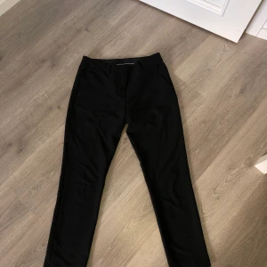Kostymbyxor - Svarta kostymbyxor från Kappahl i modellen ”Kelly”. Strl 36, knappt använda 