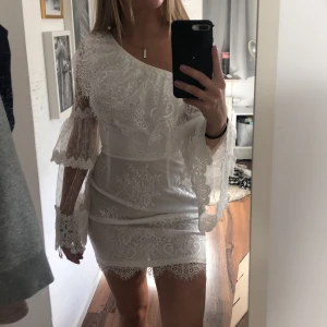Dennis maglic white one shoulder dress - Vit klänning, använd 1 gång. Köpt för ca 800kr. Skriv i privata meddelande vid intresse.