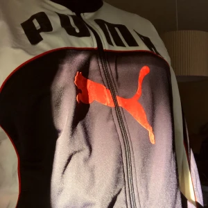 Puma track suit jacket ( M ) - En vanlig track suit jacket, rätt så oversized för att vara M, skulle själv säga M-L. Säljer den då jag aldrig använt den och kommer nog aldrig att göra det.