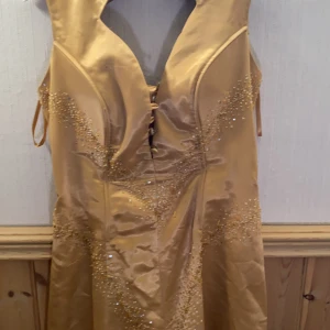 Balklänningar fint skiktet i olika modeller - Plagg ha 1år andra plagg 2 år gammal .