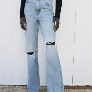 Zara jeans - Säljer dessa helt oanvända jeans från zara då de inte passade mig. Lappen kvar endast provade.  köparen betalar frakten❤️ 