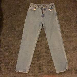 Fina Vintage Jeans från Beyond Retro! Fit: Relaxed/Wide. Waist 29 Length 30. Väldigt fin ljusblå wash på dom!