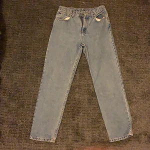 Vintage Polo Ralph Lauren Jeans (29/30) - Fina Vintage Jeans från Beyond Retro! Fit: Relaxed/Wide. Waist 29 Length 30. Väldigt fin ljusblå wash på dom!