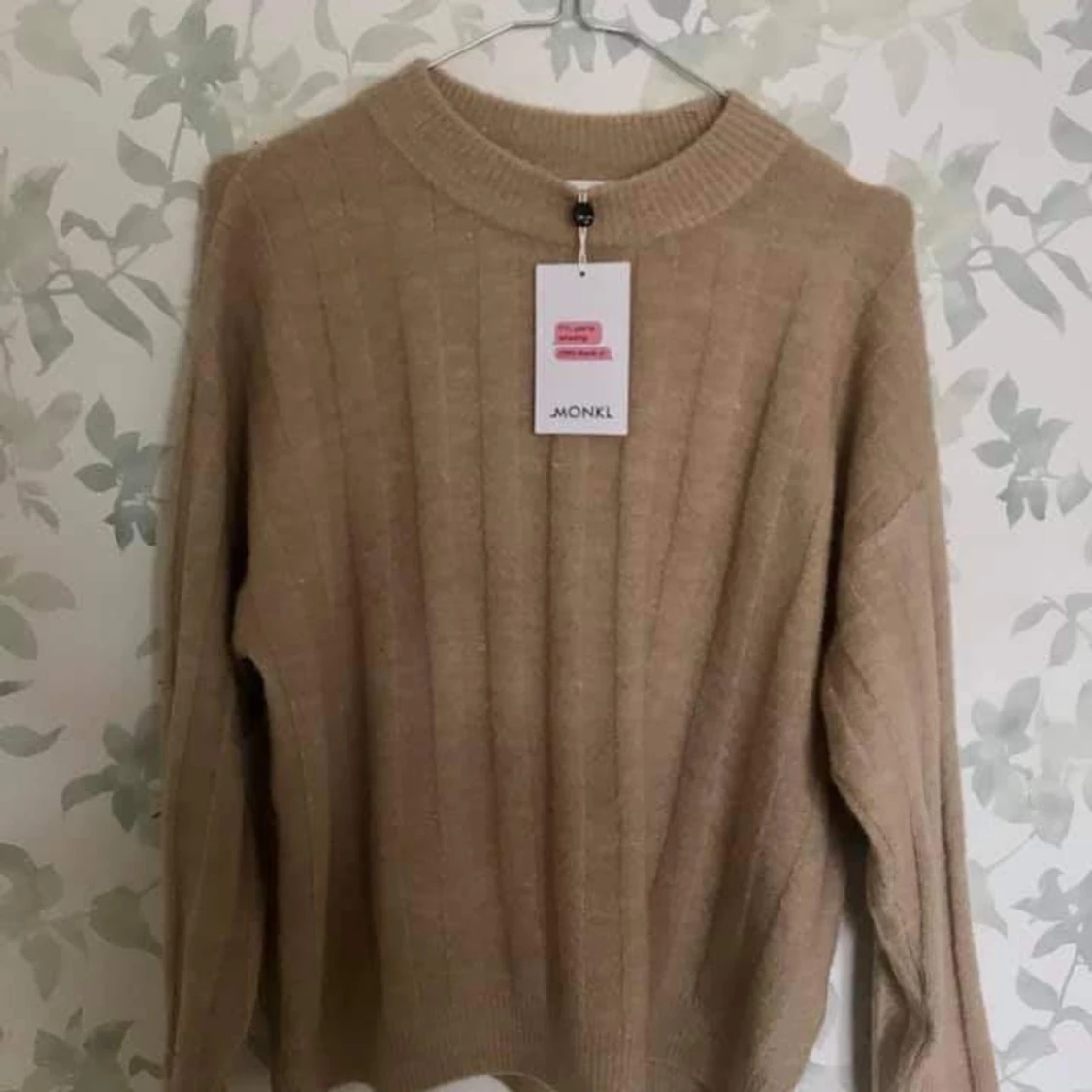Stickad tröja i nude från Monki 
