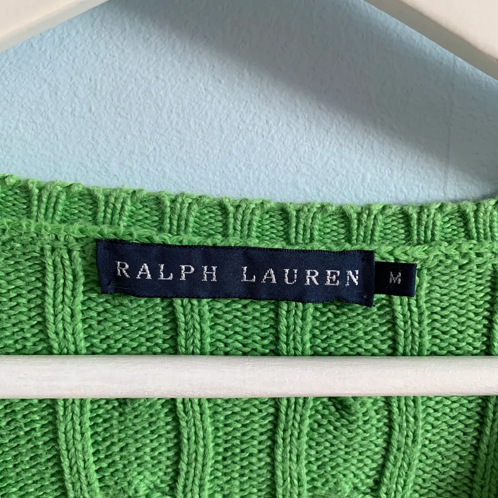 Säljer denna jättefina gröna tröjan från Ralph Lauren, står att de är en storlek M men skulle säga att den passar XS-M🥰 Nypris ca 1200kr. Stickat.