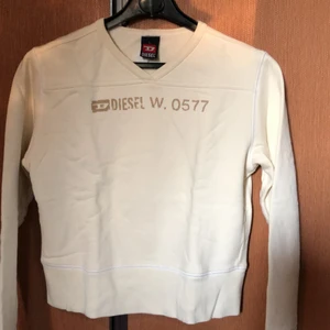 Sweatshirt v-ringad - Ljusgul sweatshirt. Lite kortare i modellen. Sparsamt använd. Köpare betalar frakt 