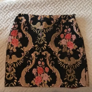 Partykjol från Missguided storlek 38.  - Super fin kjol med brodyrer från missguided. Passar perfekt till festliga tillfällen och har super fin passform. Helt oanvänd pga fel storlek. Storleken är EU 38 och UK 10. Kan passa storlek 36 också. 