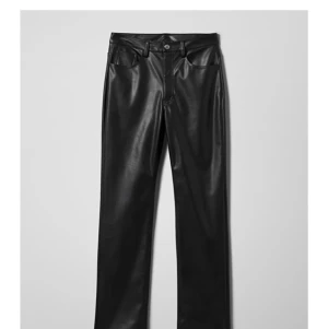 Skinnbyxor - Jätte sköna byxor från zara i en mer ballongliknande modell. Liknar dessa från Weekday! Knappt använda. Storlek S men passar en M lika bra! Köparen står för frakten🤍