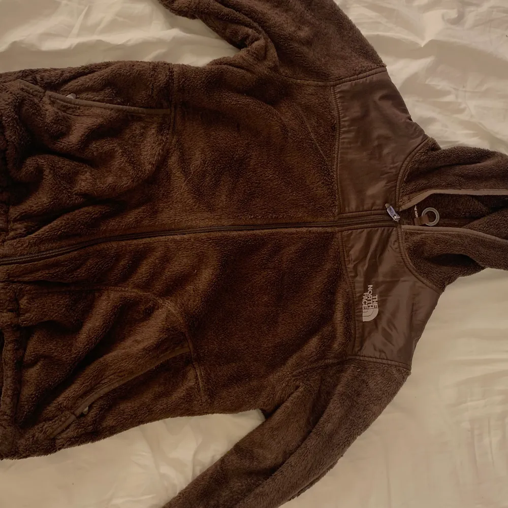 En brun fleece från the north face, köpt för 700kr, använd förra vintern, storlek M, . Hoodies.