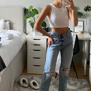 Jeans zara - Jeans med jättesnygga slitningar från zara. Trendigt nu till hösten. Köpare står för frakt. Säljer igen pga oseriös köpare✨