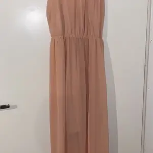 Säljer min klänning den köptes sommaren 2017 och är endast använd en gång