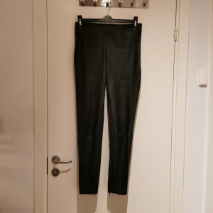 Byxor skinnimitation  - Byxor i skinnimitation från Zara. Storlek small. Dragkedja i sidan och vid anklar. Skickas mot fraktkostnad 