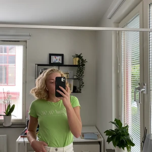 Grön T-shirt - T-shirt från Gant i superfin ljusgrön färg, säljer då den är lite för liten för mig :))