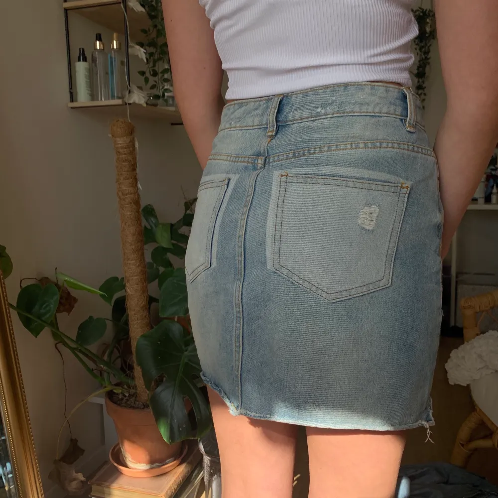 Säljer min absoluta favorit JEANSKJOL. Den är trendig med slitningar och olika nyanser av jeans!!! Säljes för att jag har gått upp i vikt, men någon måste bli dess nästa ägare!! Pris: 100 + 49kr frakt 🌈💖🤩🤩🤩☺️. Kjolar.