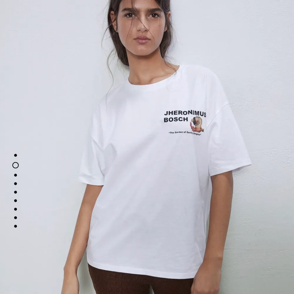 snygg oversized tröja från Zara med motiv på ryggen. Använd 1 gång. Köpare står för frakt ✨. T-shirts.