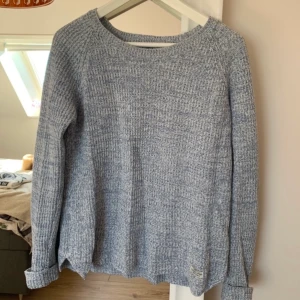 Stickad tröja  - Fin stickad tröja i färgen babyblå och vit lager 157, sparsamt använd. Strl XS | köpare står för frakten 😊