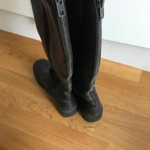 Skor  - Jätte fina stövlar . Storlek 37. Som nya. 
