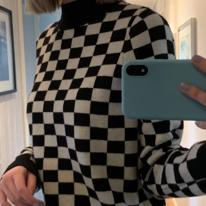 Sweatshirt- Forever 21 - Stickad tröja från Forever 21, köpt i Japan. Markerad som storlek M men sitter snarare som S. Endast använd några få gånger, bra skick. 🦋 Köpare betalar frakt.