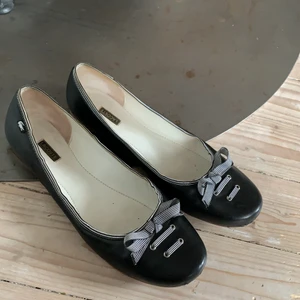 lacoste ballerina  - jättefina lacoste ballerina skor i använt skick, storlek 41. sulorna är lite slitna men inget som förändrat skons användbarhet. även ett litet slitage på ena skons häl (knappnållsstorlek) 