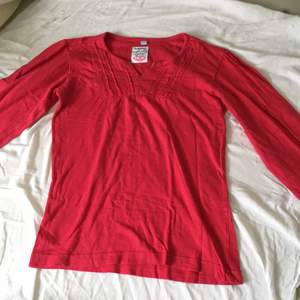 Fin långärmad tröja med små detaljer över bysten, fin röd färg! Säljer för att jag växt ur, frakt tillkommer 💫