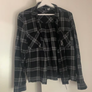 Skjorta/jacka rutig - Jätte cool skjorta från hm som jag använt som jacka. Storlek 40 men är avklippt!💓