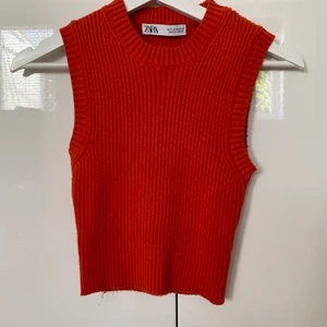 Ribbad topp - En orange ribbad topp/väst från zara, aldrig använd så är i det bästa skicket, storleken är M men efter som att materialet är stretchigt så tycker jag att den är en xs-m, 