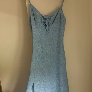 Lång klänning från Other stores💓 - Så himla fin klänning från other stories använd 1 gång så i toppskick! Sitter så fint💓💓💓 köpt för 900kr storlek 38 men passar mig perfekt som i vanliga fall har xs/s🥰 kolla även in mina andra annonser!💖💖💖💖 bara att skriva om det finns några frågor❤️ ⛔️frakten är inräknad i priset⛔️